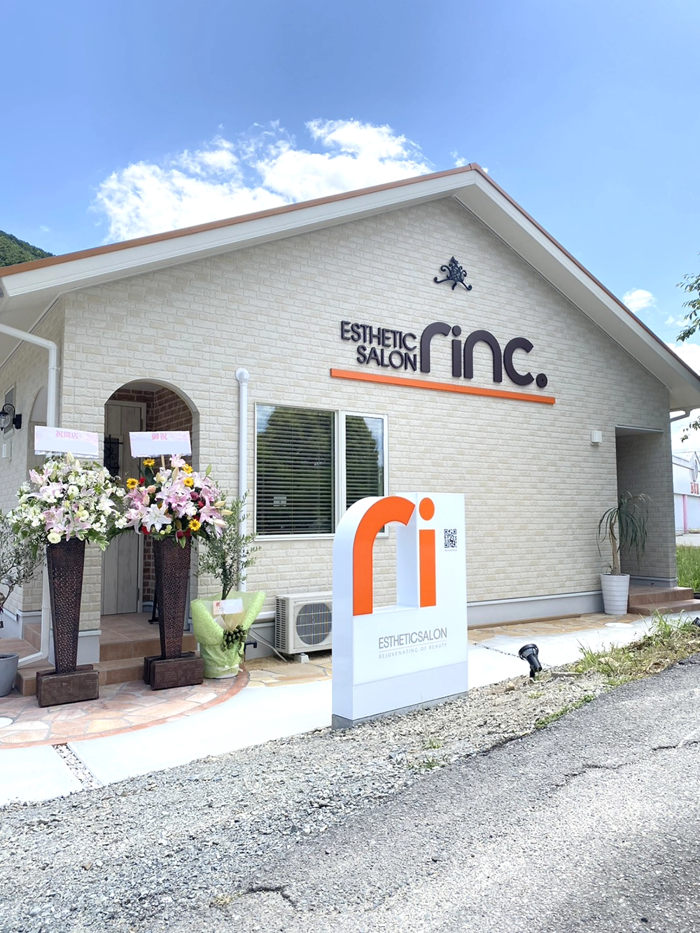 rinc サインプラン/看板製作/看板施工インクジェットシート出力/シート貼施工/現場管理を担当。